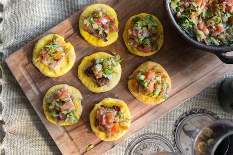 Foto: Tabla parrillera con sopaipillas, carne malaya y un pocillo de pebre fresco.