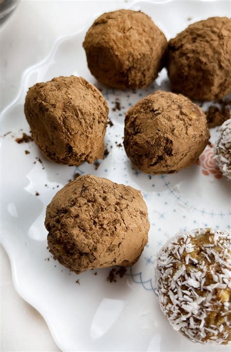 Foto de bolitas de manjar y nuez recién preparadas y decoradas con diferentes coberturas (coco, nuez picada, cacao).