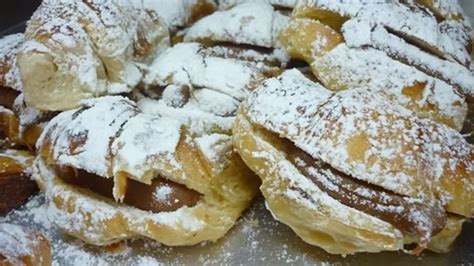 Fotografía de primer plano de facturas cuadradas con dulce de leche recién horneadas