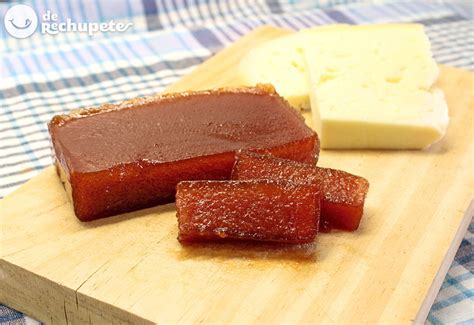 Plato con dulce de membrillo para comprobar la consistencia.