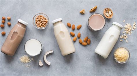 Variedad de botellas de leche animal y vegetal