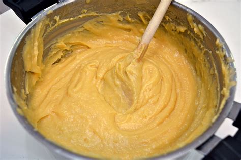 Esquema de preparación de masa choux para churros, mostrando cómo se integra la harina en el líquido hirviendo.