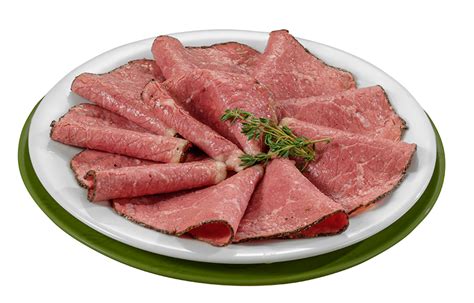 Fotografía gastronómica de lonchas de pastrami artesano mostrando su característico veteado.