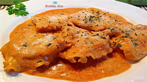 Plato de pasta rellena fresca con salsa y hierbas