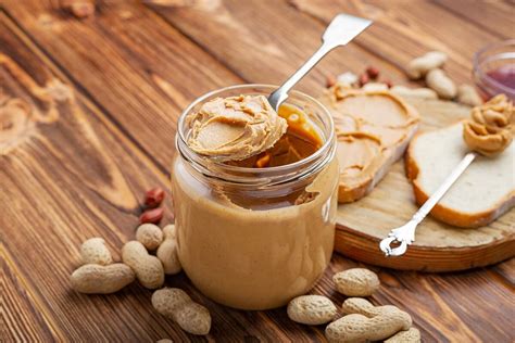 Montaje visual con diferentes formas de usar la mantequilla de maní en desayunos y postres.