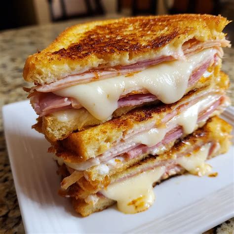 Sándwich Monte Cristo recién preparado con azúcar impalpable