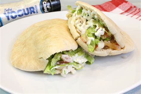 Kebab de pollo casero con salsa de yogur y vegetales frescos