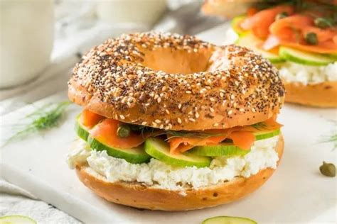 Bagel con pescado curado, palta y queso crema
