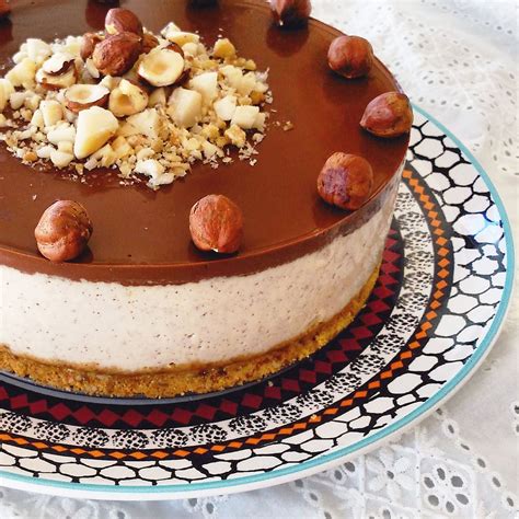 Pastel vegano frío de avellanas y chocolate con decoración sencilla