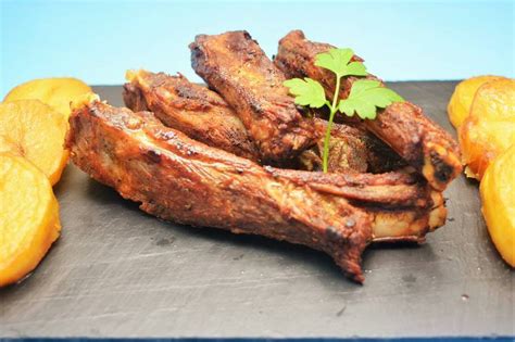 Fotografía de costillas de cerdo fritas doradas