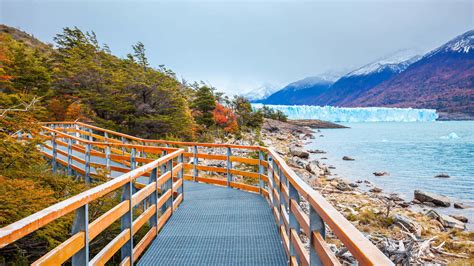Fotografía panorámica del centro de El Calafate y sus calles principales con restaurantes