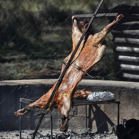 Plato típico de cordero patagónico al asador con guarnición de papas