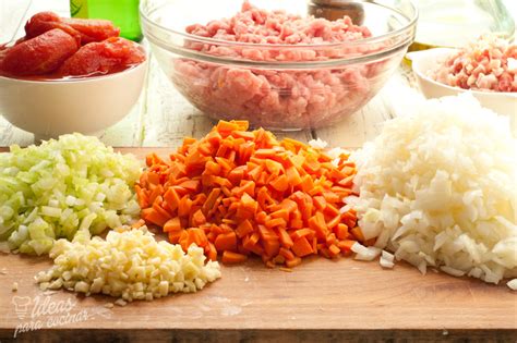Ingredientes frescos para la salsa boloñesa: verduras picadas y carne de calidad