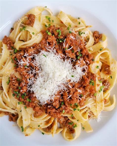 Plato de tagliatelle con salsa boloñesa, la combinación tradicional