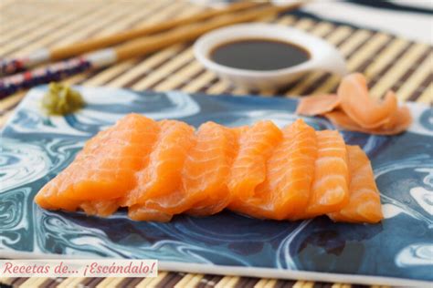 Sashimi de salmón fresco con wasabi y jengibre