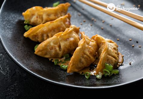 Infografía detallada de los tipos de Gyozas y el proceso de preparación del Ebi tempura.