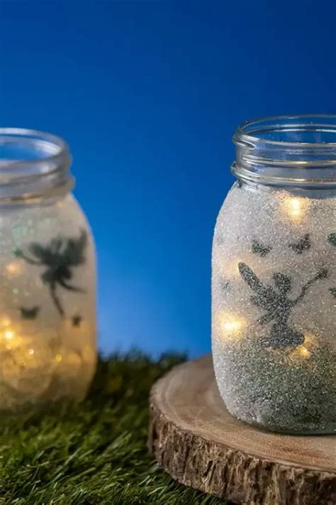 Lámpara de araña hecha con frascos de vidrio y luces