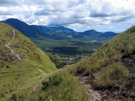Vista panorámica del valle y cerros en el entorno natural de Alto El Manzano