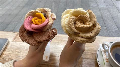 Helado con forma de flor y pétalos de diferentes sabores
