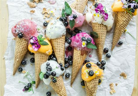 Variedad de helados con flores y especias