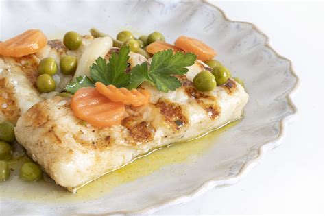 Foto de un plato de merluza cocinada a la plancha o al horno, con acompañamiento ligero