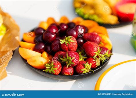 Globos decorativos con formas de frutas variadas como cerezas, manzanas y naranjas, en una ambientación de fiesta de verano