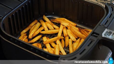 Comparación visual de papas fritas preparadas en freidora de aire, al horno y fritas tradicionalmente, mostrando la diferencia en absorción de aceite.