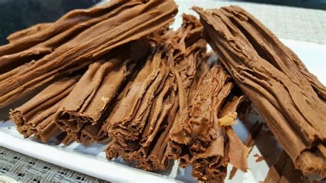 Detalle de chocolate en rama recién formado sobre mesada