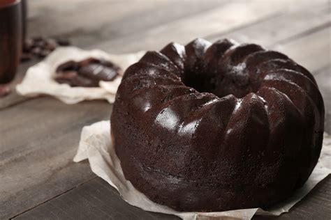 Queque de chocolate recién horneado con salsa