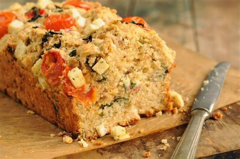 Queque salado de tomates y queso cortado en rebanadas