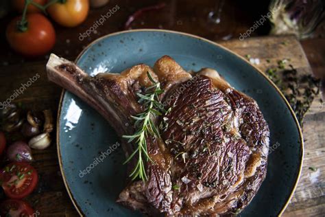 Plato de Tomahawk con guarnición en un restaurante elegante, San Ramón