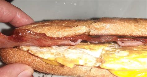 Sándwich de huevo y tocino con pico de gallo al lado