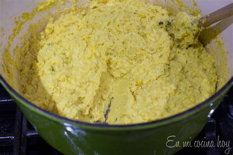 Primer plano de choclo humero recién molido para pastelera