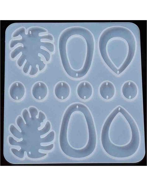 Ilustración de moldes de silicona flexibles de diferentes formas para chocolate.