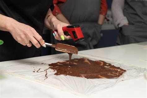 Infografía detallando los pasos para atemperar chocolate.
