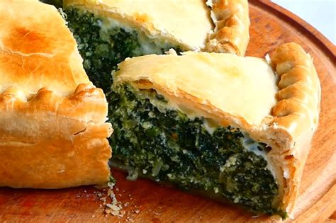 Mezcla cremosa de acelga, cebolla, huevos y queso para el relleno de la tarta.