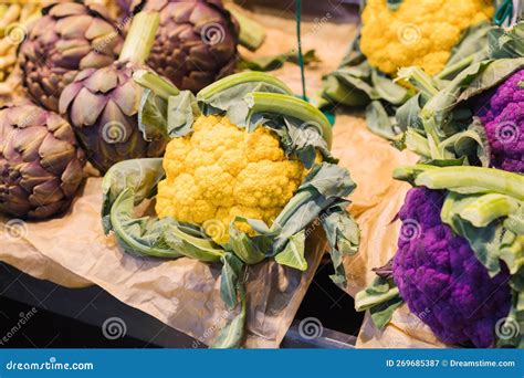 Variedad de alcachofas de diferentes colores y formas