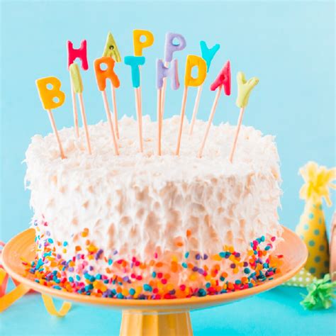 Foto de pastel de cumpleaños con palillos interiores visibles