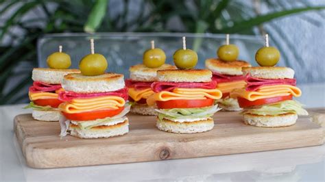 Variedad de sándwiches decorados de forma creativa y colorida