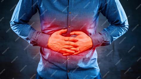 Una persona con dolor de estómago, indicando malestar digestivo