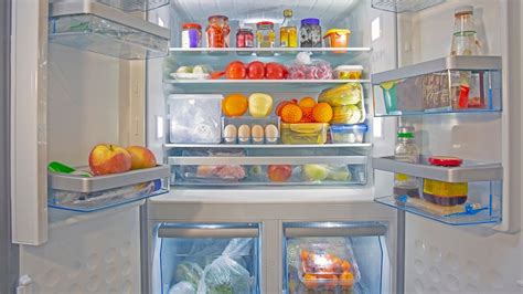 Interior de un refrigerador con yogures correctamente almacenados