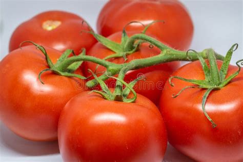 Tomates rojos frescos y maduros listos para ser rellenados