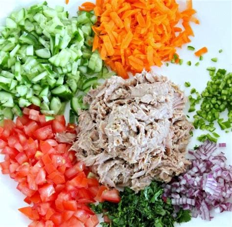 Ingredientes para el relleno de atún: atún, cebolla, hierbas, maíz, guisantes