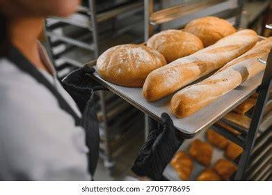 Baguettes recién horneados en una bandeja