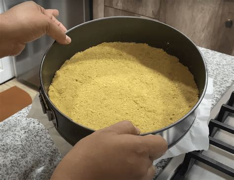 Base de galletas molidas presionada en un molde
