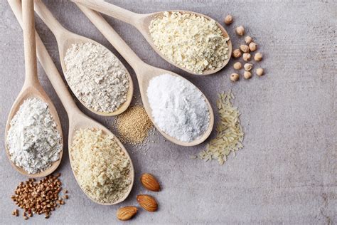 Variedad de harinas en cuencos de madera con sus ingredientes de origen