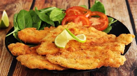 Infografía: mapa con origen y nombres de platos similares a la milanesa de pollo en el mundo
