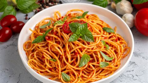 Plato de fideos Soy Arroz con salsa y morrones