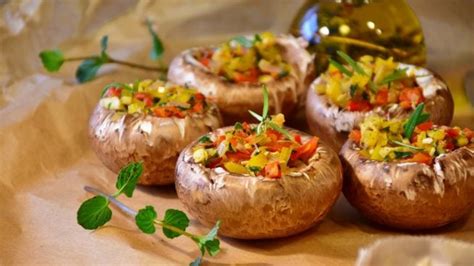 Fotografía de champiñones rellenos de verduras listos para servir