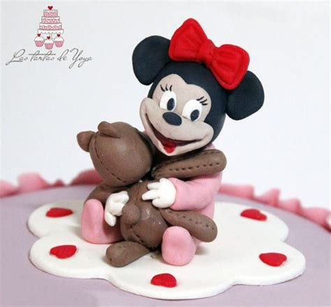 Torta redonda Minnie Mouse bebé con osito en fondant